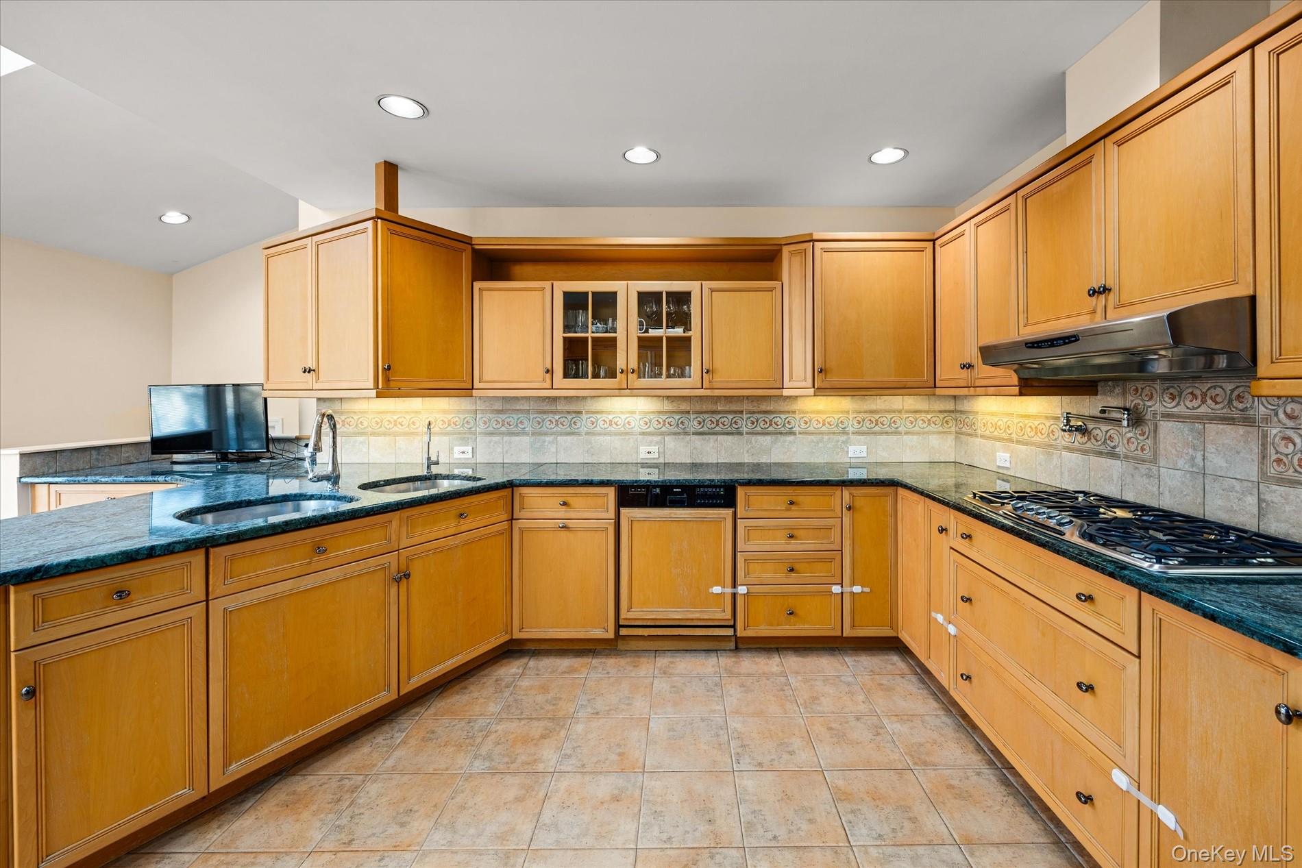 118 Baker Hill Road Great Neck, NY 11023 - Photo 16 of 40