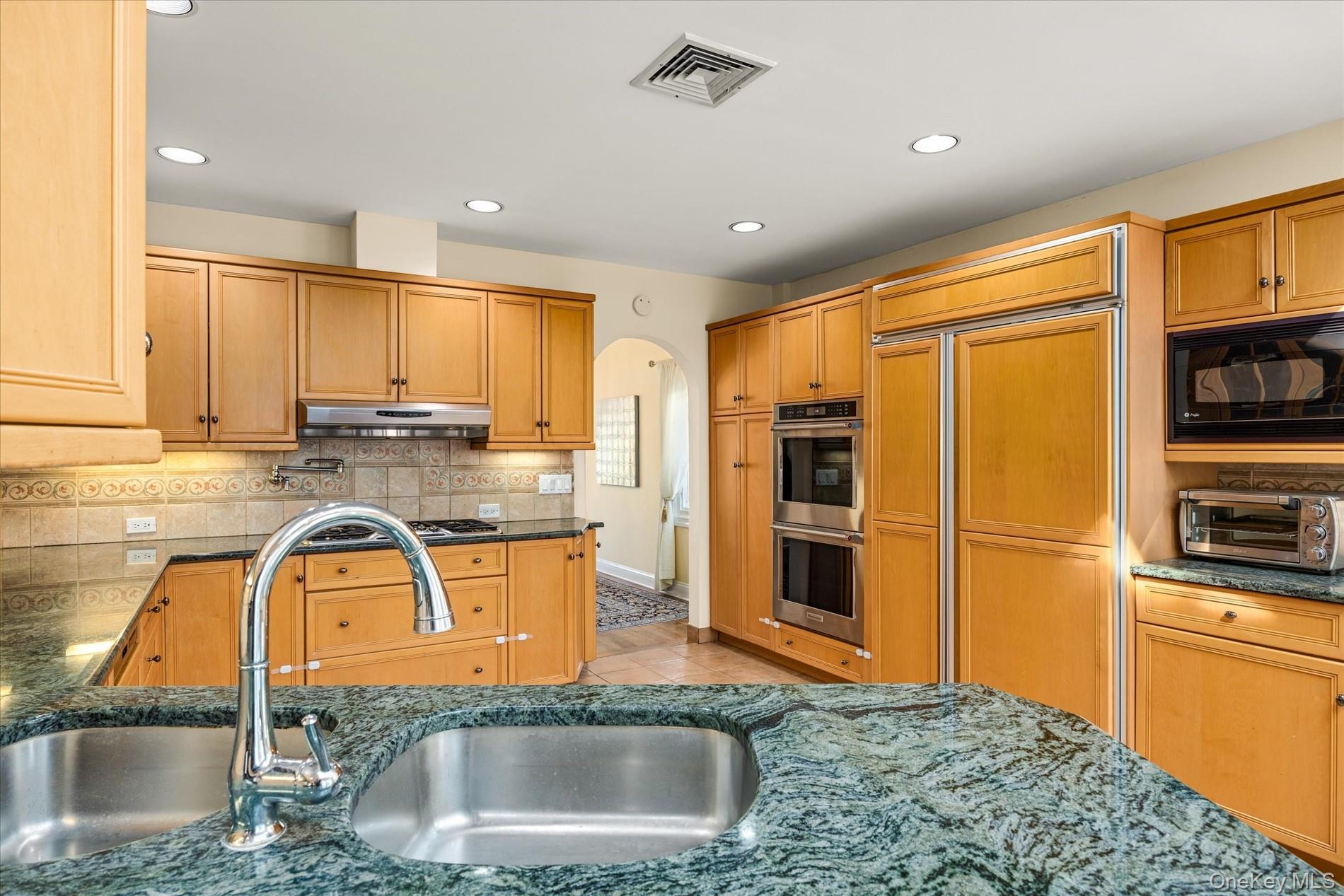 118 Baker Hill Road Great Neck, NY 11023 - Photo 19 of 40