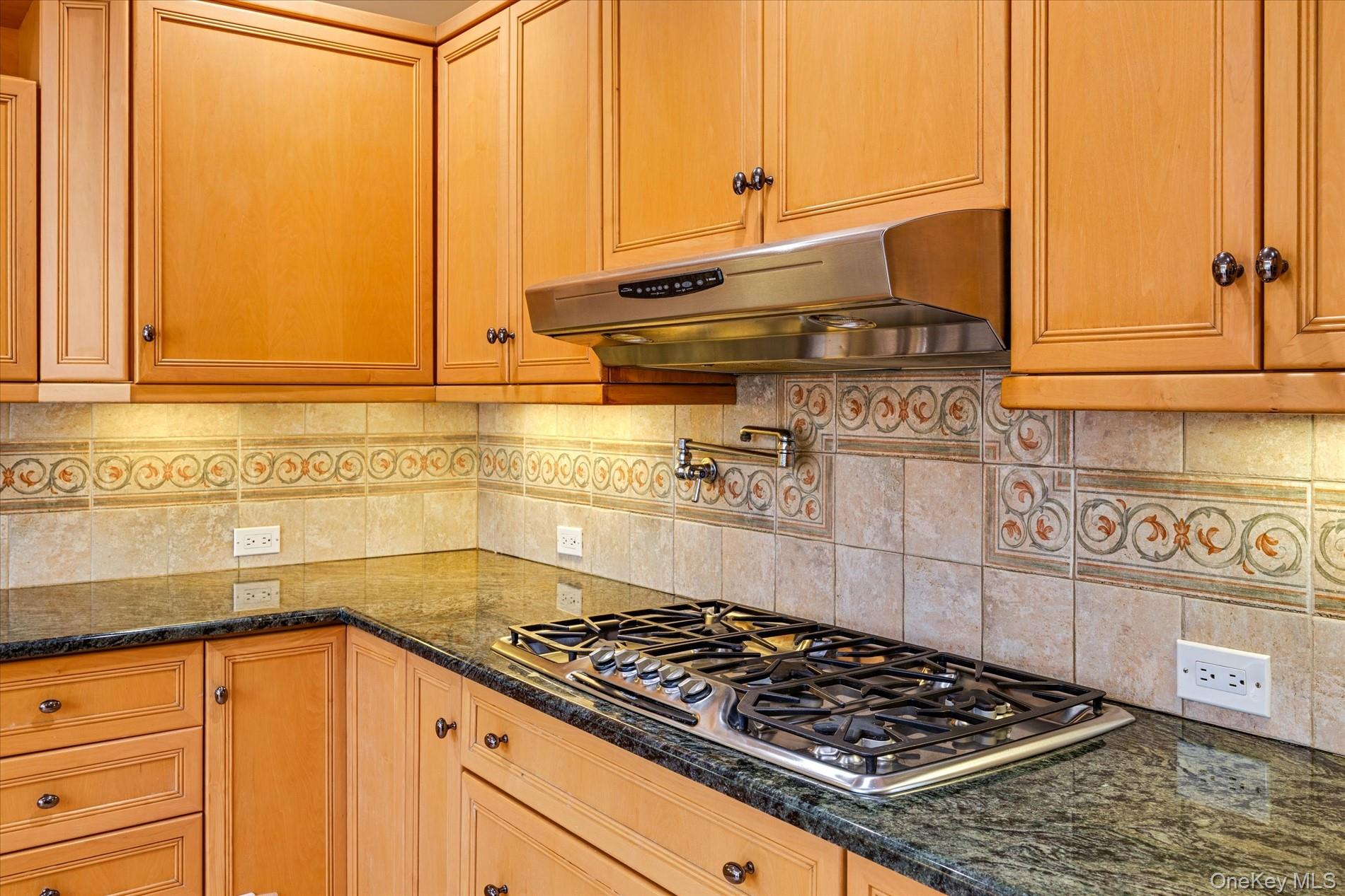 118 Baker Hill Road Great Neck, NY 11023 - Photo 20 of 40