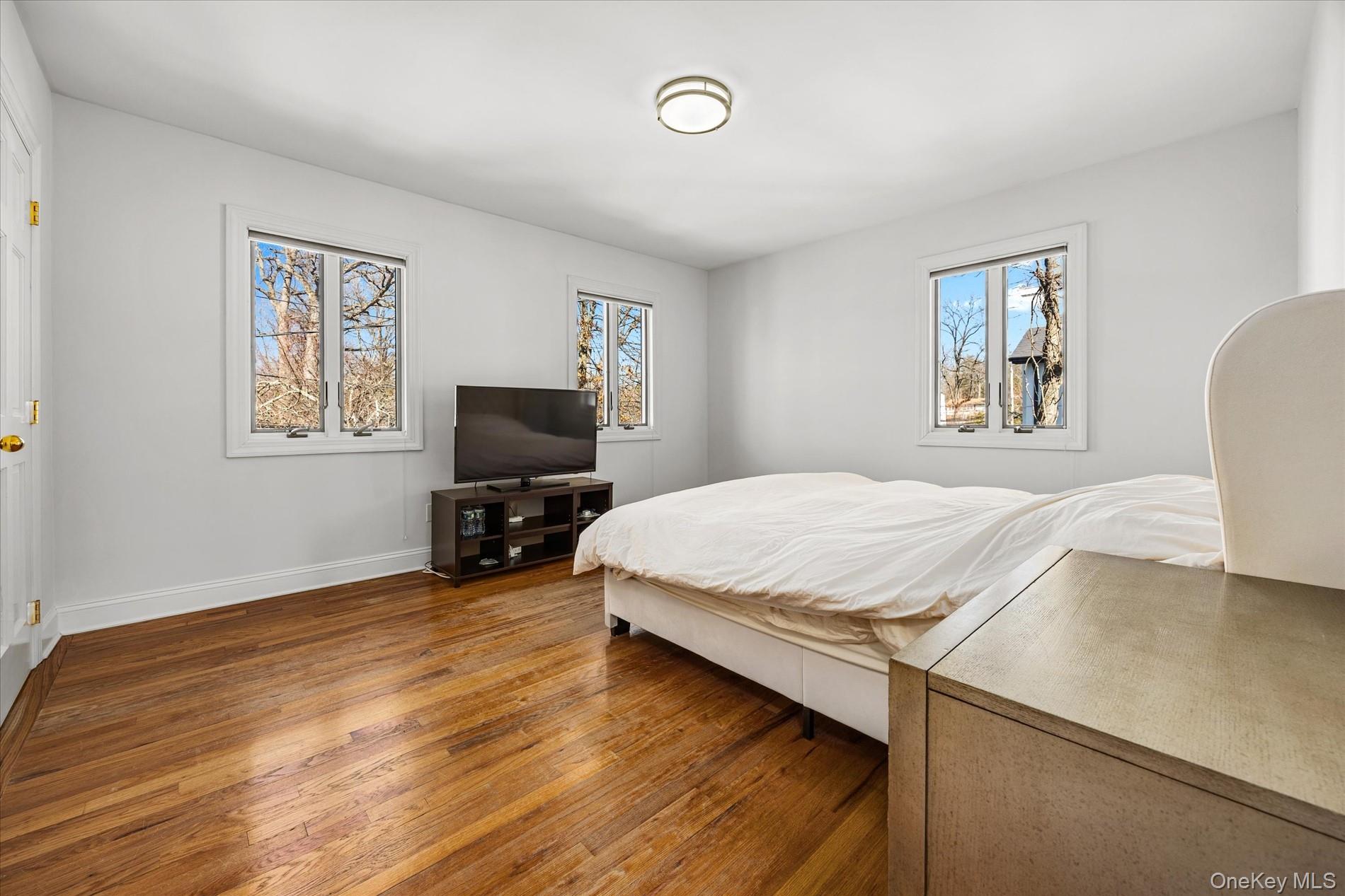 118 Baker Hill Road Great Neck, NY 11023 - Photo 32 of 40