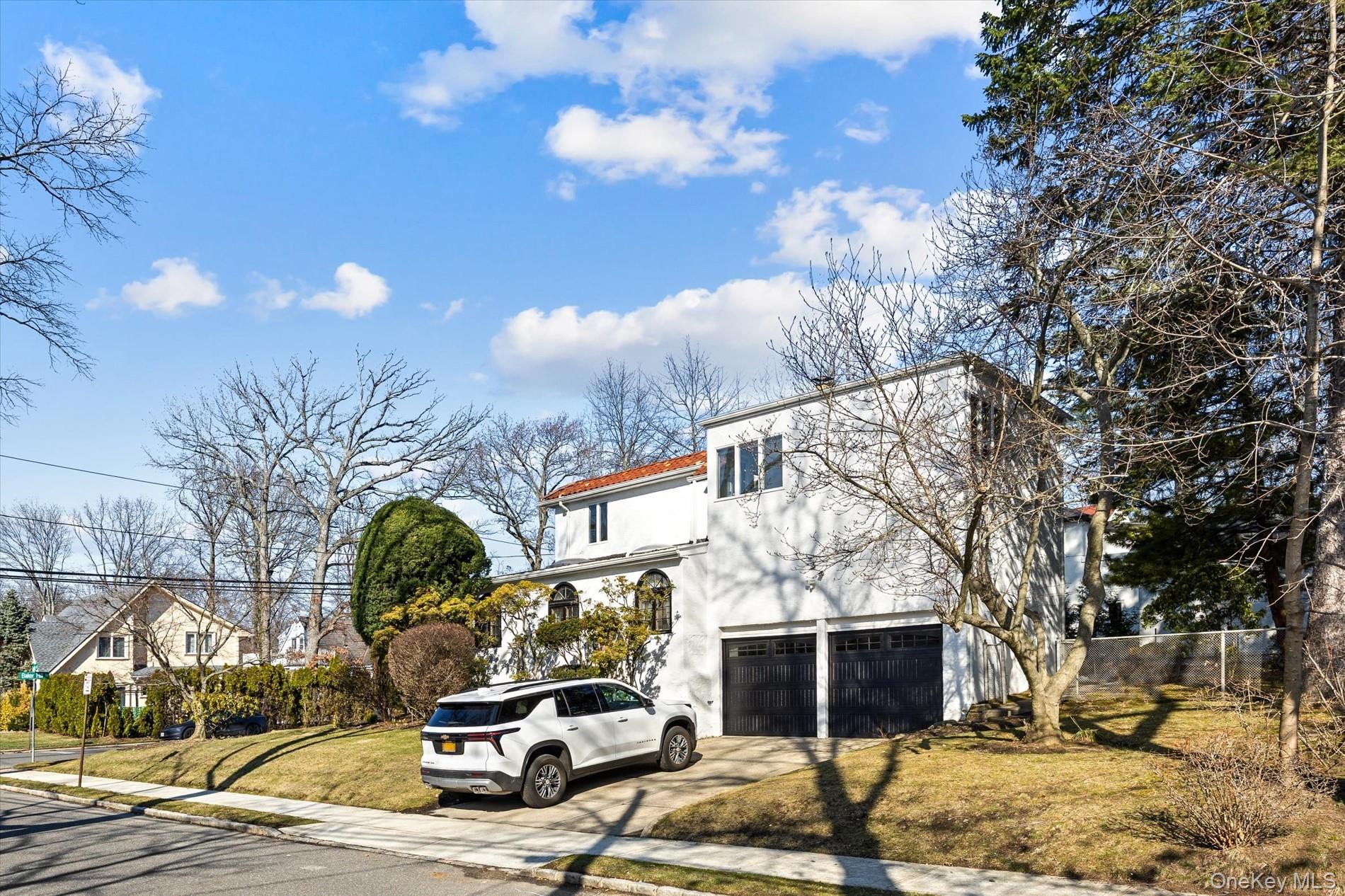 118 Baker Hill Road Great Neck, NY 11023 - Photo 4 of 40