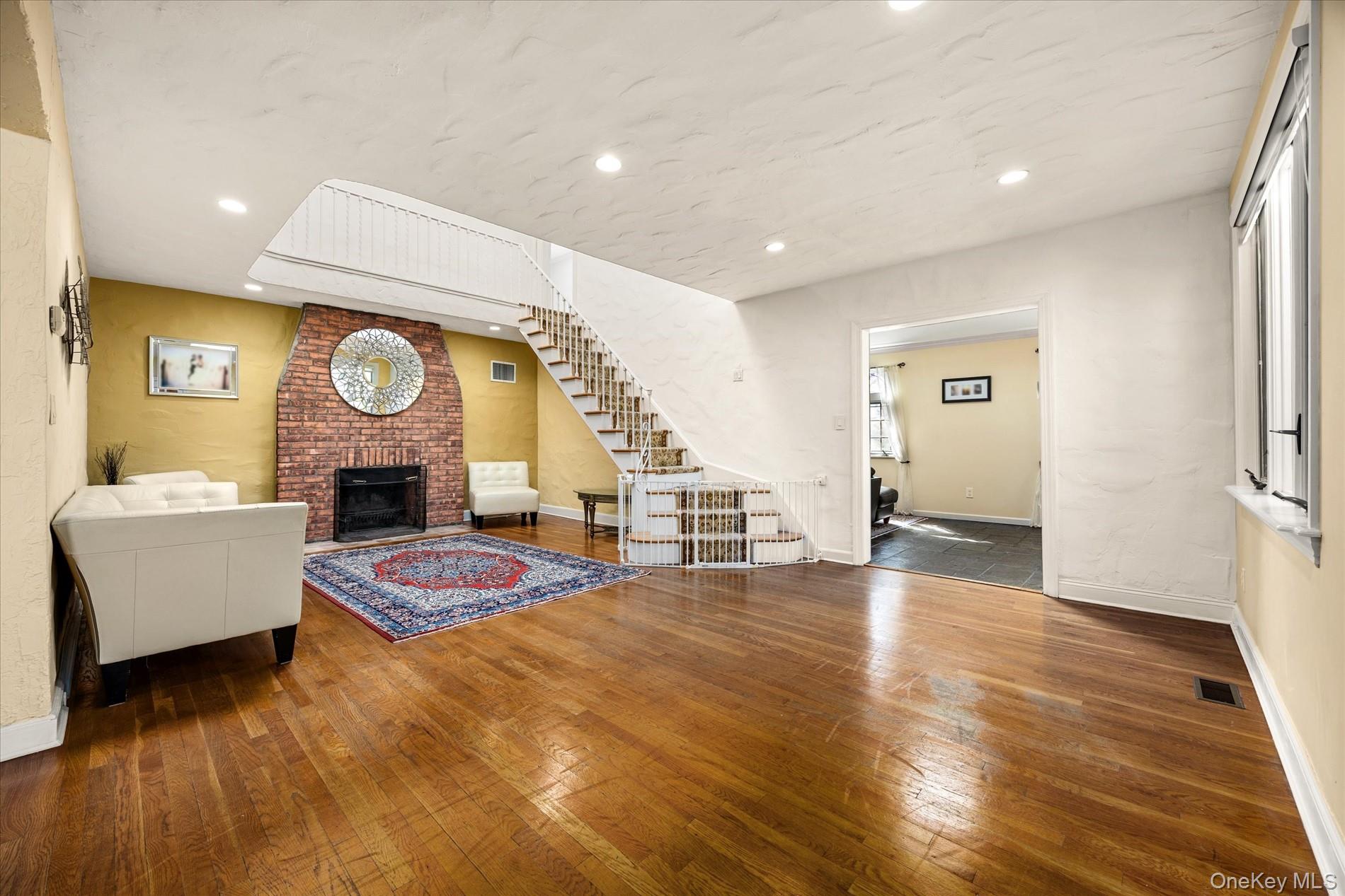 118 Baker Hill Road Great Neck, NY 11023 - Photo 6 of 40