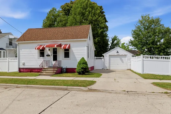 $112,500 | 2104 11th Street, Two Rivers, WI 54241