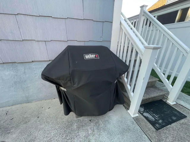 a view of an entryway and hall