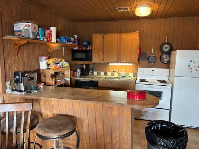 11943 Cr 310 Rocksprings Tx 78880 Rocksprings, TX 78880 - Photo 7 of 61 a kitchen with a stove and a refrigerator