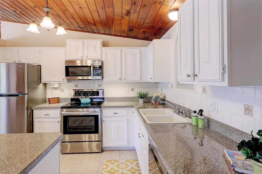 19 Beaver Road Barrington, RI 02806 - Photo 7 of 31 Gallery Image 7