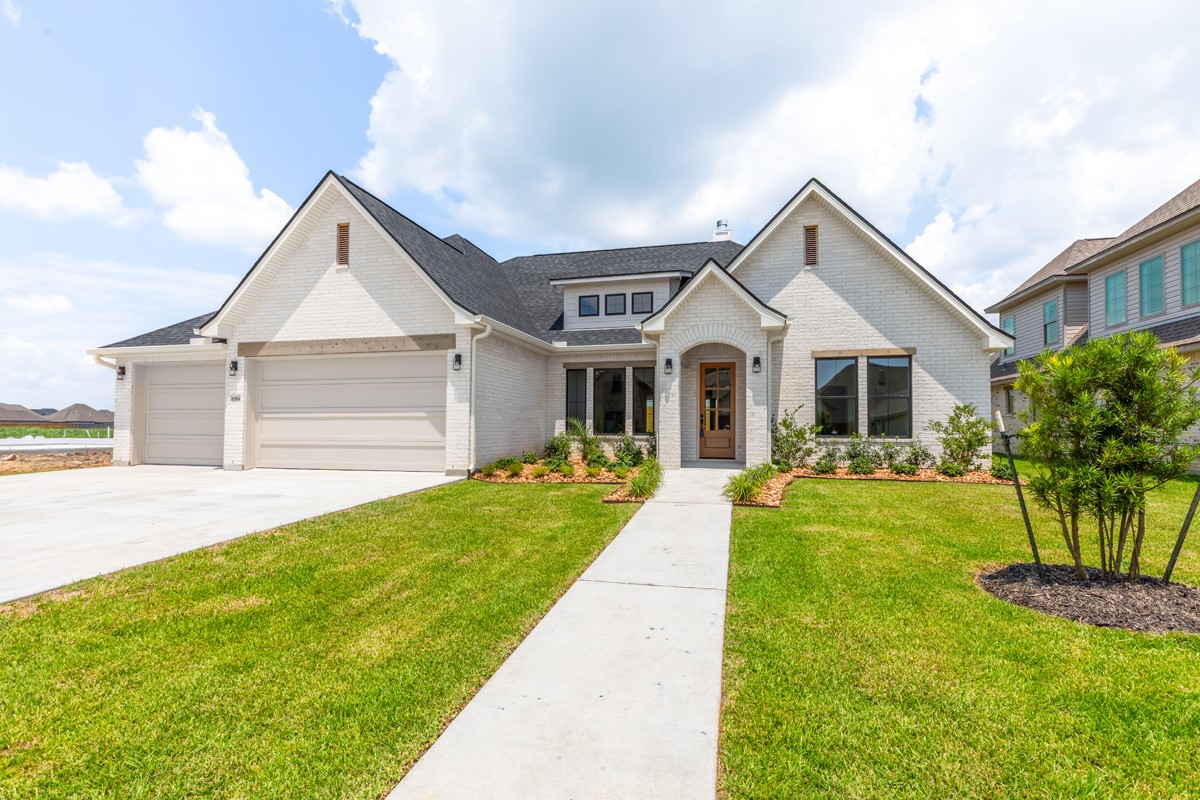 a view of a yard in front of house