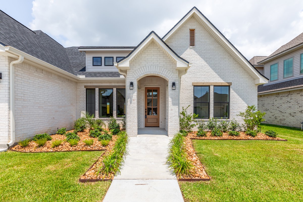 6560 Brayfield Lane Beaumont, TX 77706 - Photo 2 of 38 a front view of a house with garden