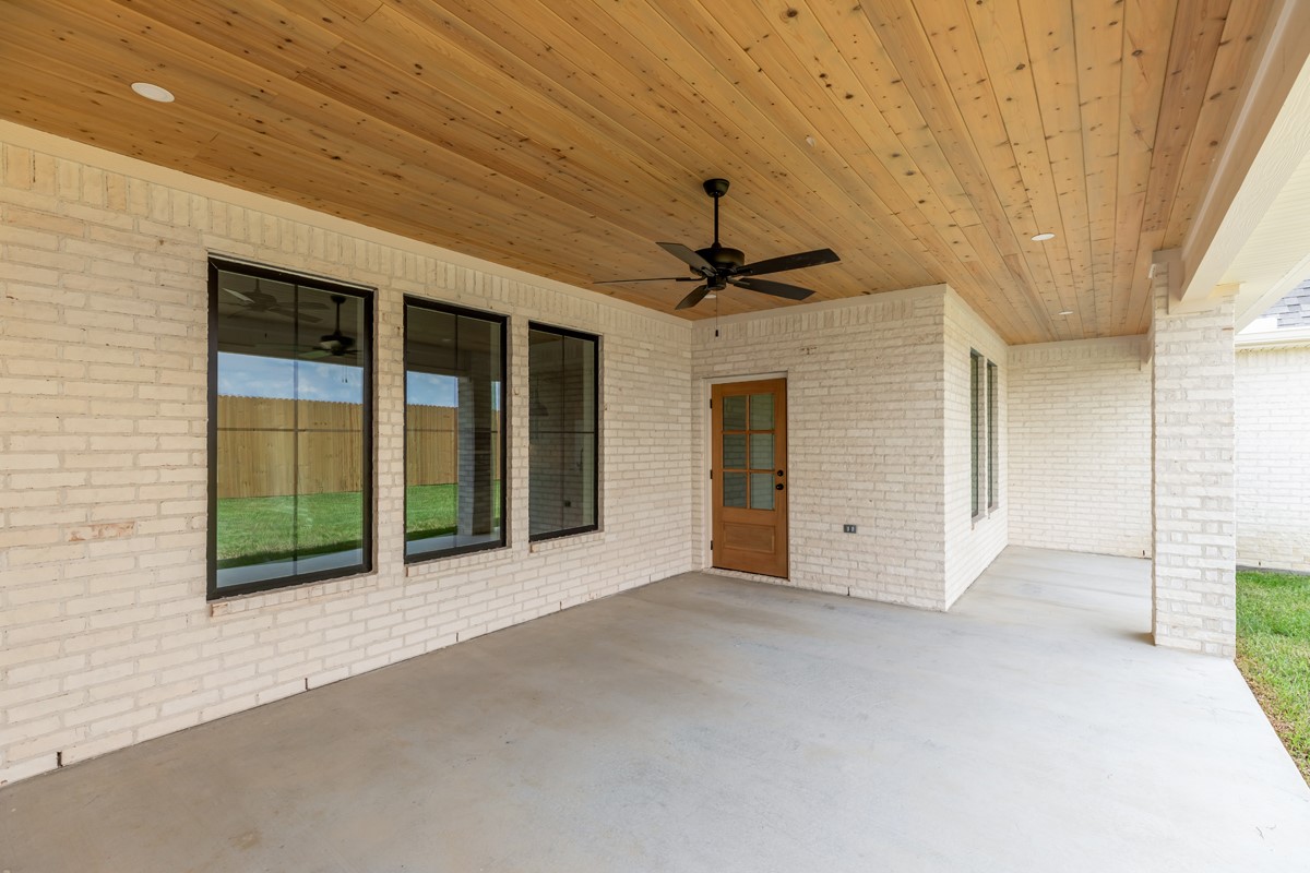 6560 Brayfield Lane Beaumont, TX 77706 - Photo 36 of 38 a view of a livingroom with a ceiling fan and window