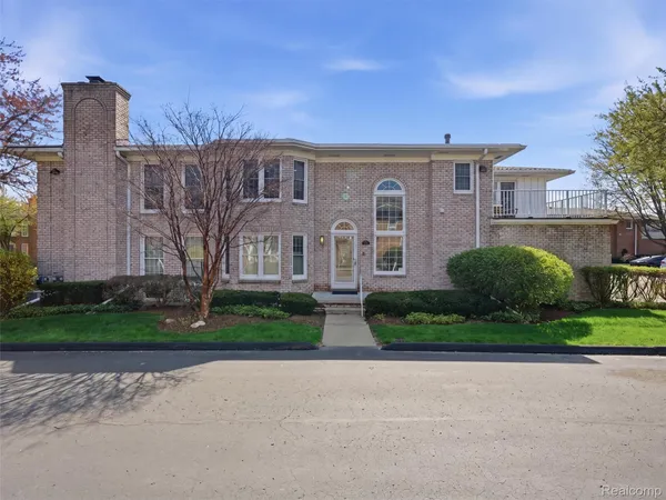 $305,000 | 118 Windwood Point, St. Clair Shores, MI 48080