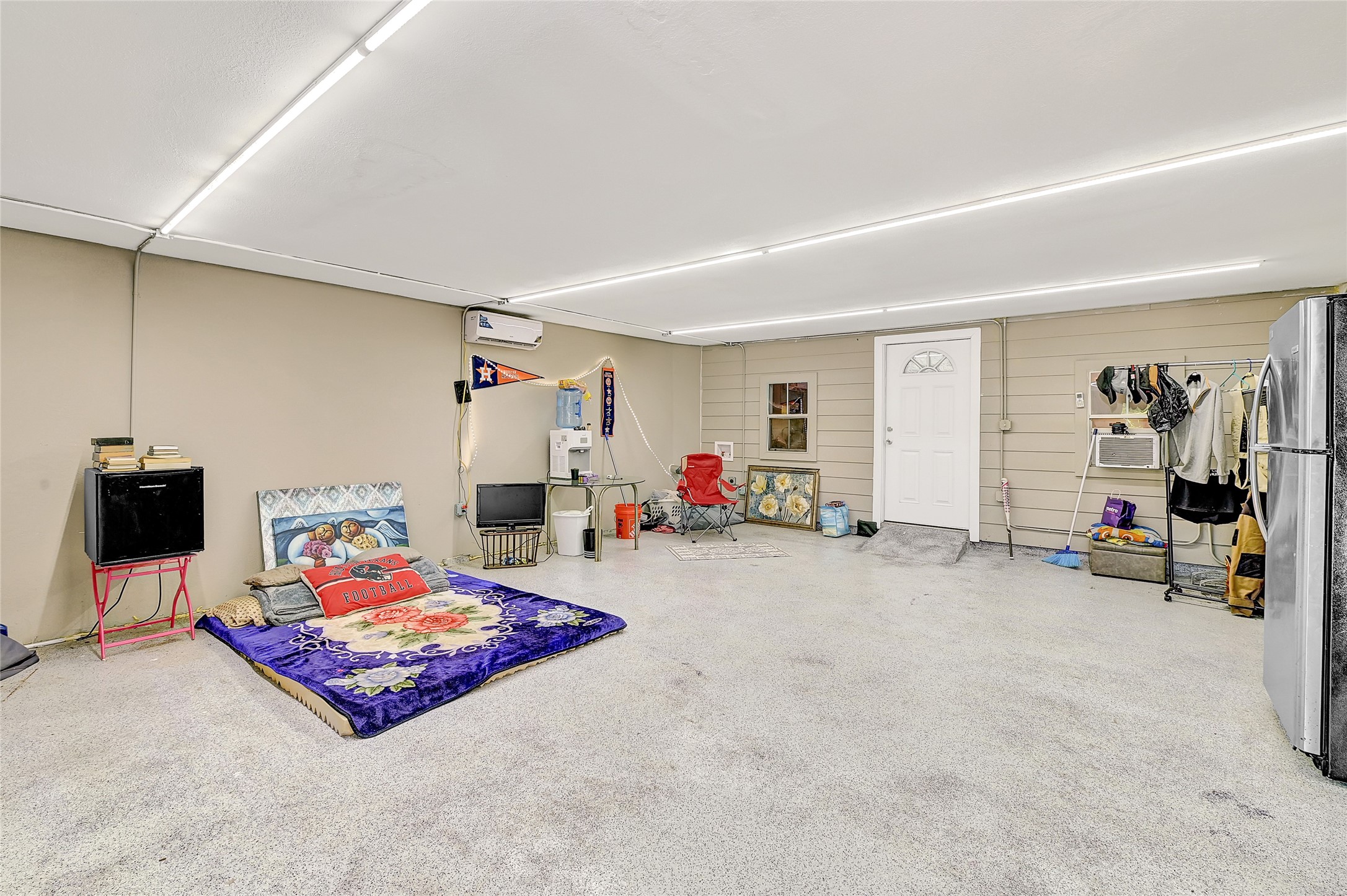 6825 Appleton Street Houston, TX 77022 - Photo 19 of 25 a living room with furniture and a flat screen tv