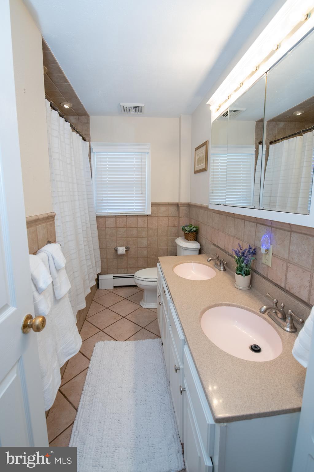686 Middle Road Warminster, PA 18974 - Photo 18 of 35 Bathroom