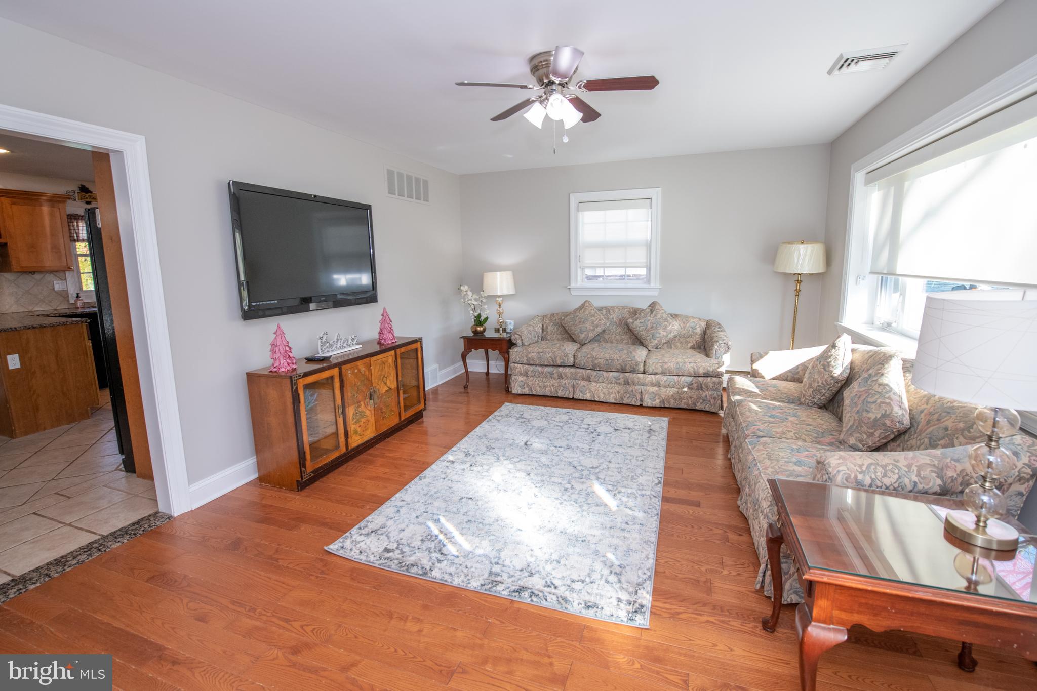 686 Middle Road Warminster, PA 18974 - Photo 4 of 35 Living Room
