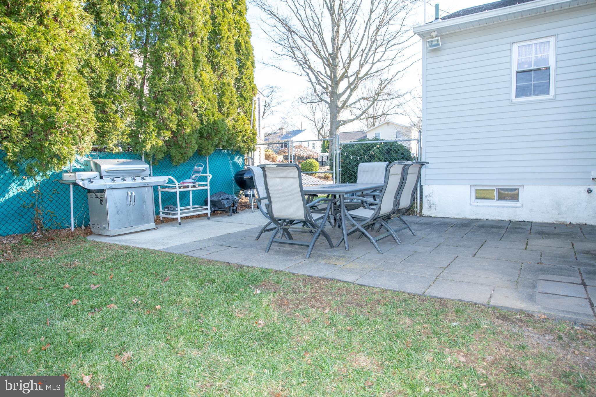 686 Middle Road Warminster, PA 18974 - Photo 32 of 35 Paver Patio