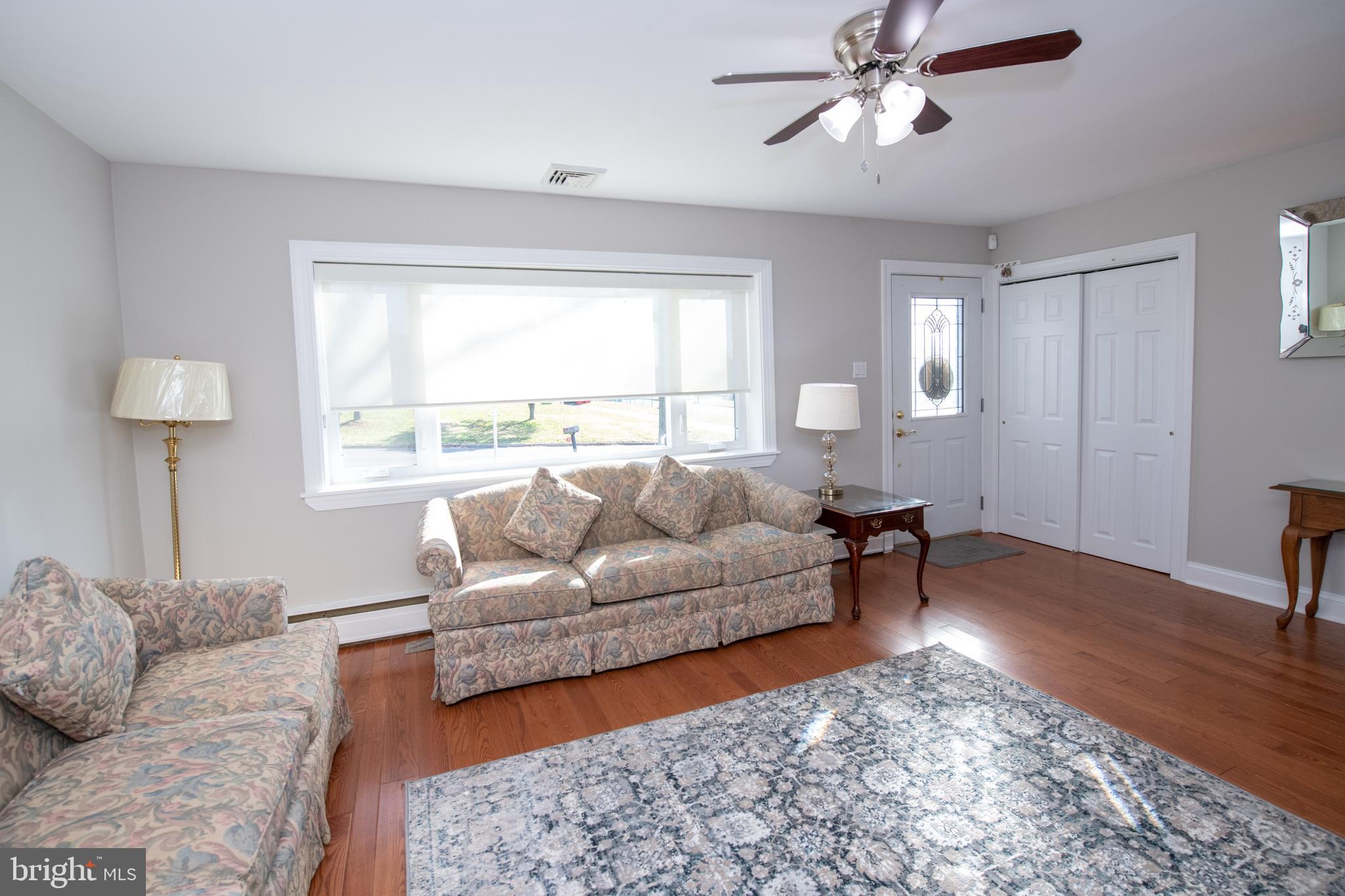 686 Middle Road Warminster, PA 18974 - Photo 5 of 35 Living Room