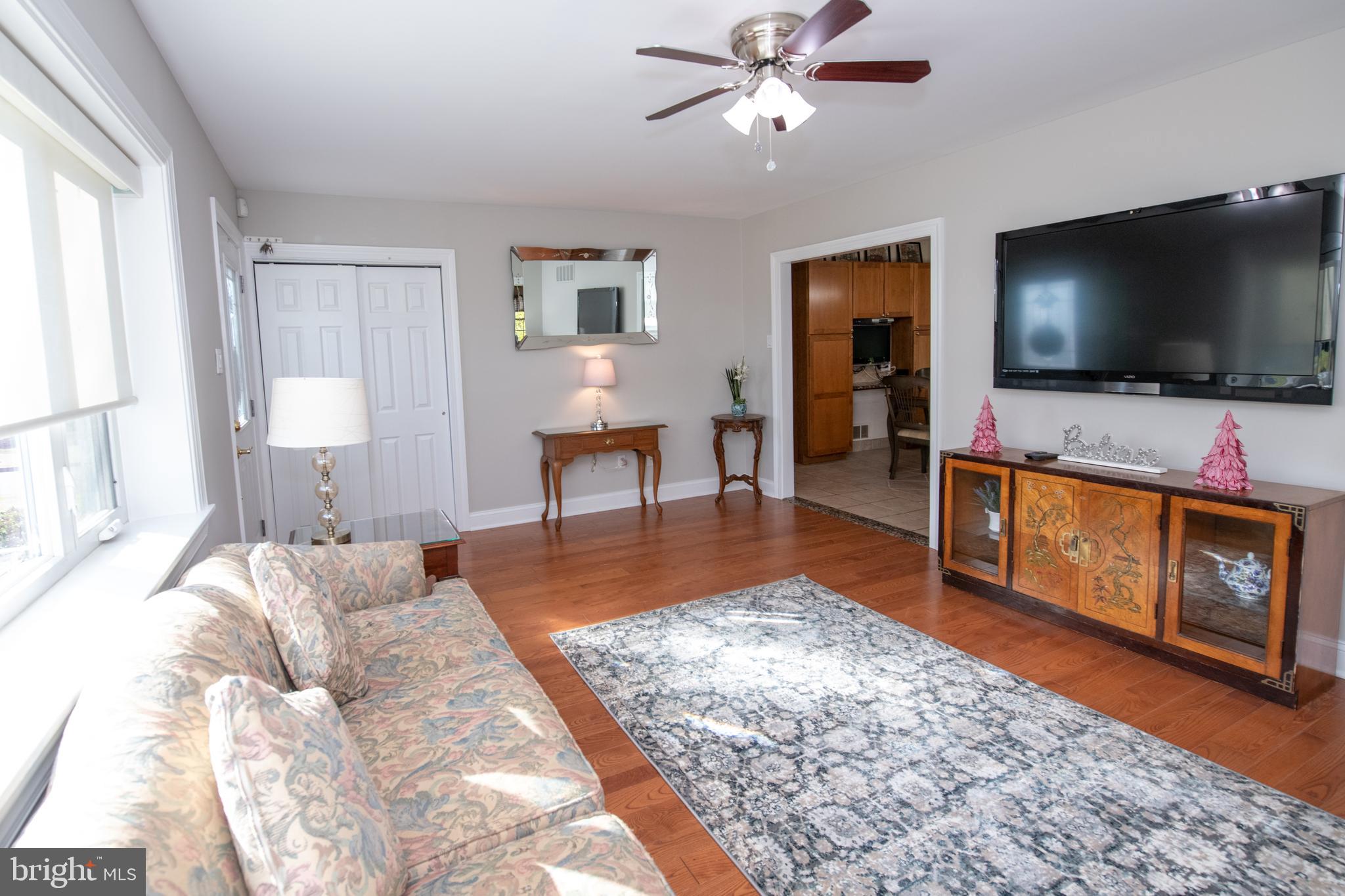 686 Middle Road Warminster, PA 18974 - Photo 6 of 35 Living Room