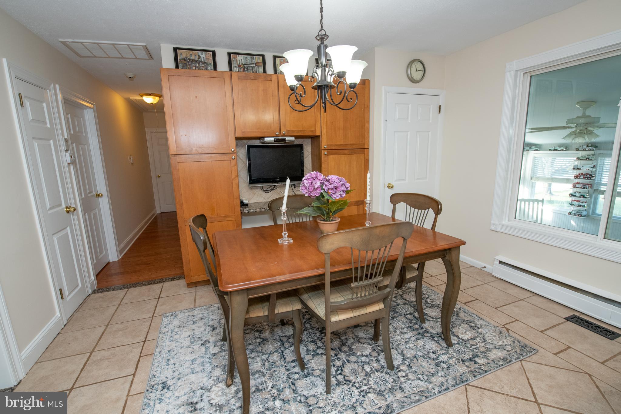 686 Middle Road Warminster, PA 18974 - Photo 8 of 35 Kitchen/Dining Room Combination