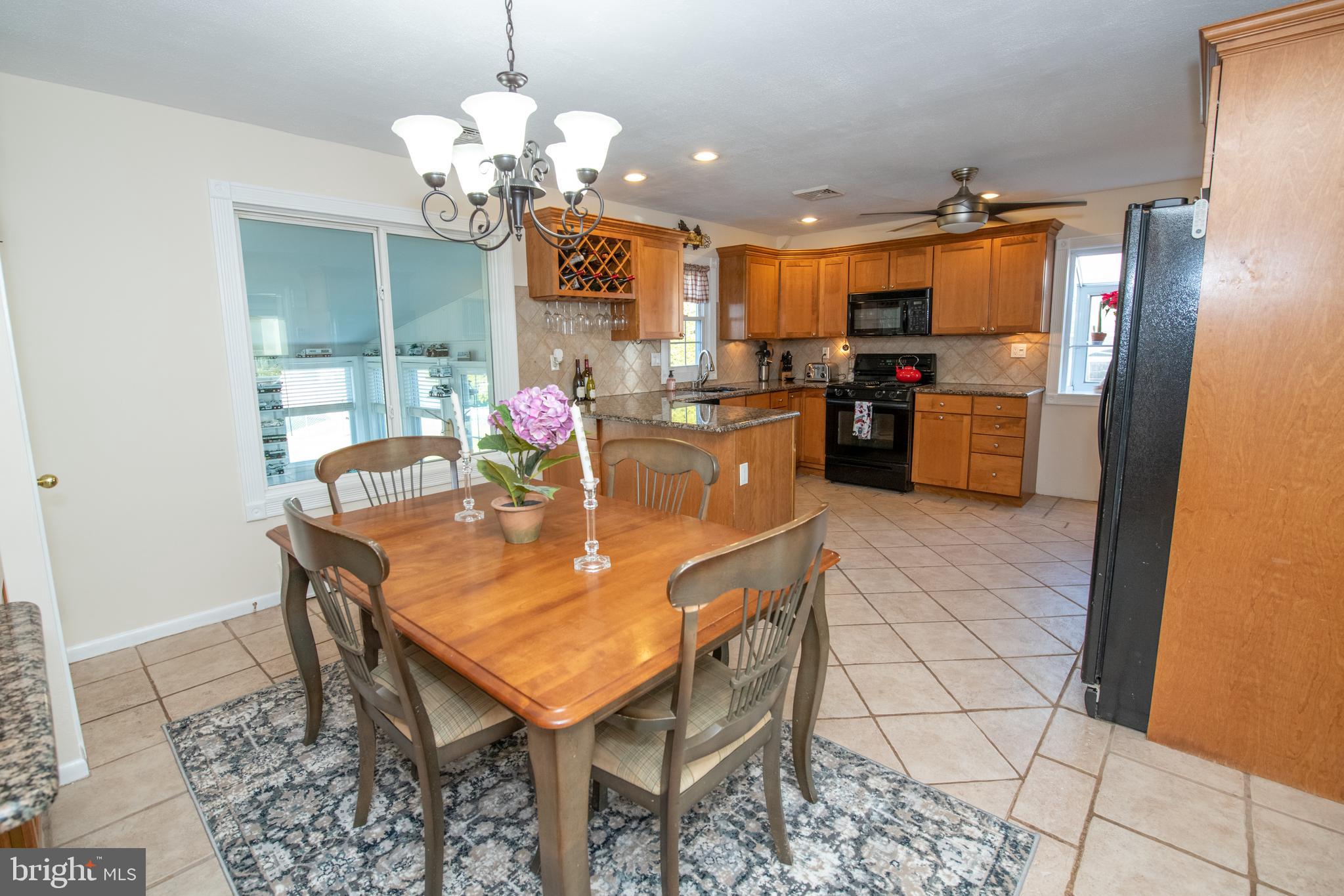 686 Middle Road Warminster, PA 18974 - Photo 9 of 35 Kitchen/Dining Room Combination