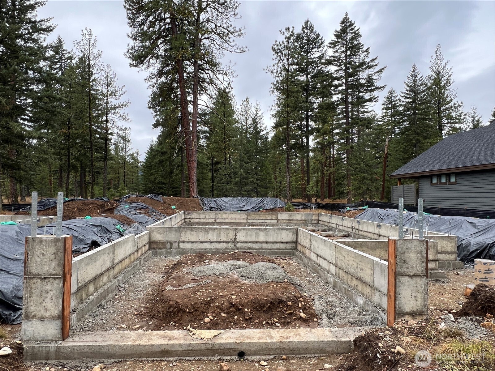 161 Plateau Loop Cle Elum, WA 98922 - Photo 4 of 12 a view of a house with backyard and sitting area