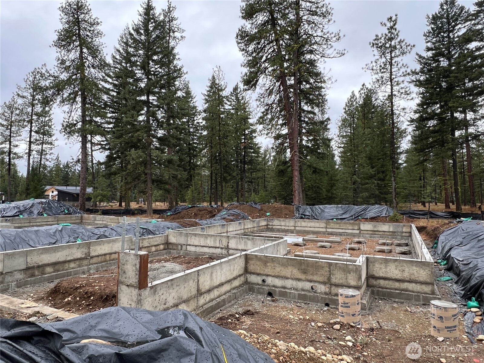 161 Plateau Loop Cle Elum, WA 98922 - Photo 5 of 12 a view of a swimming pool with a patio and a yard