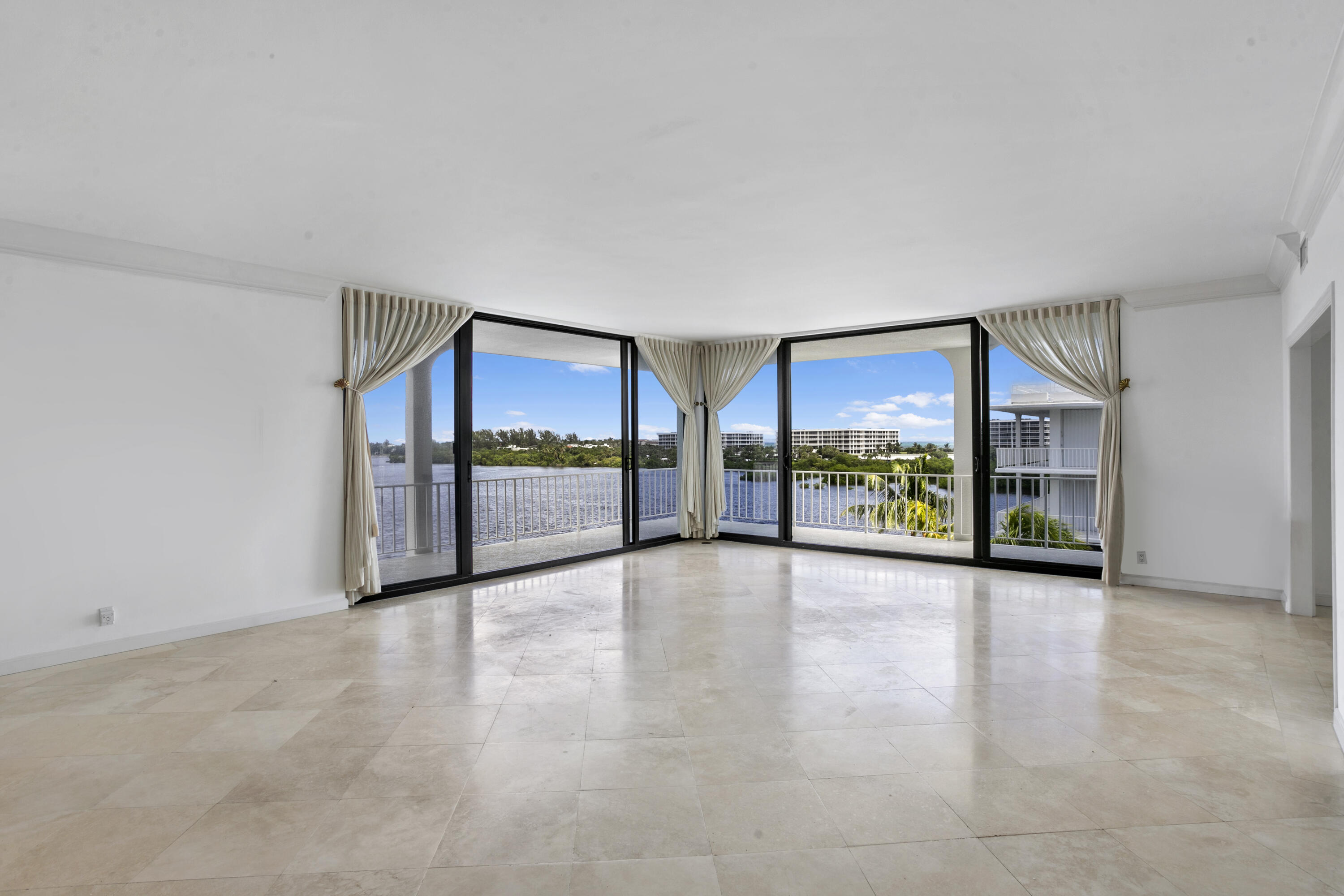 2150 Ibis Isle Road, Unit PH3 Palm Beach, FL 33480 - Photo 5 of 50 Living Room