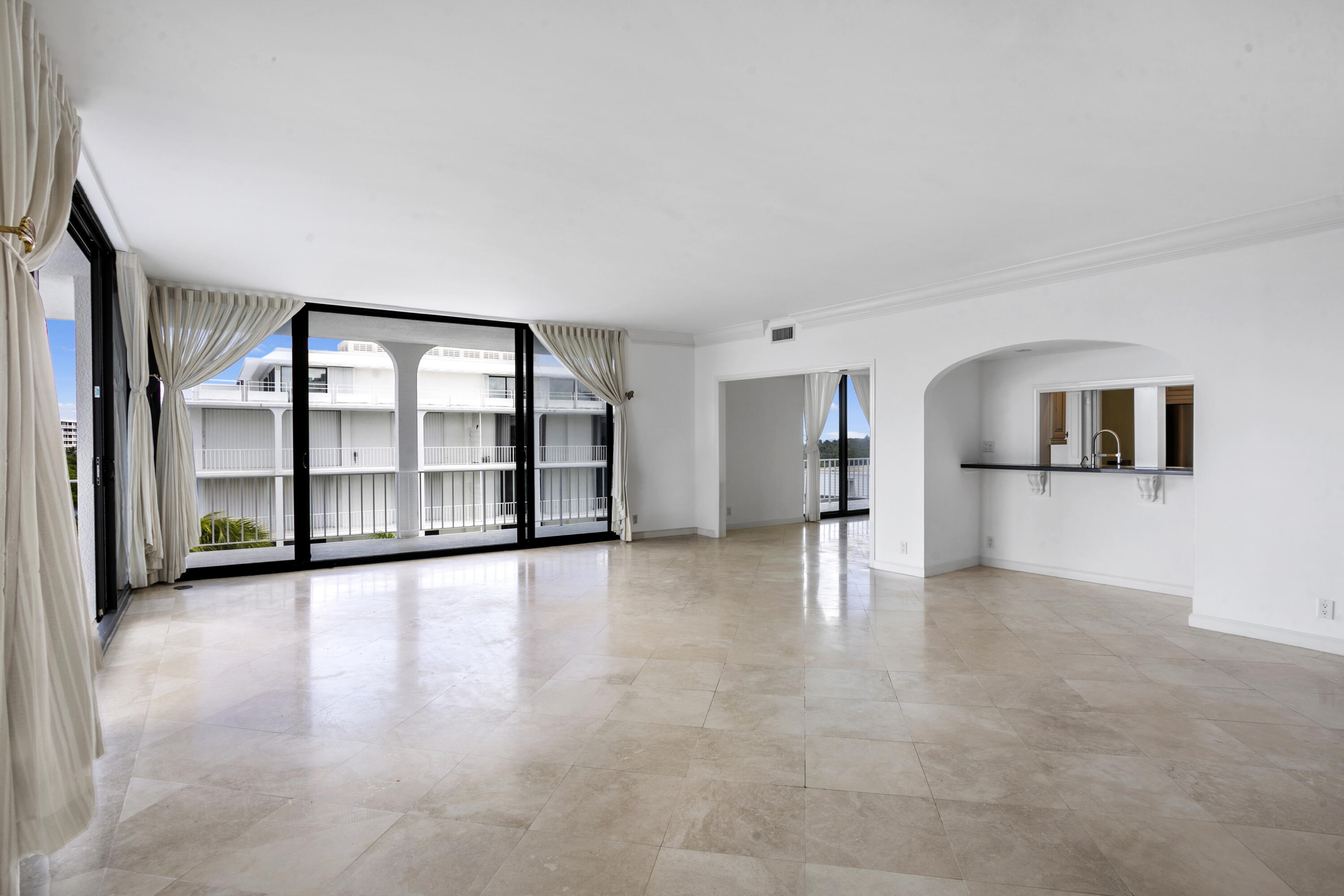 2150 Ibis Isle Road, Unit PH3 Palm Beach, FL 33480 - Photo 10 of 50 Living Room