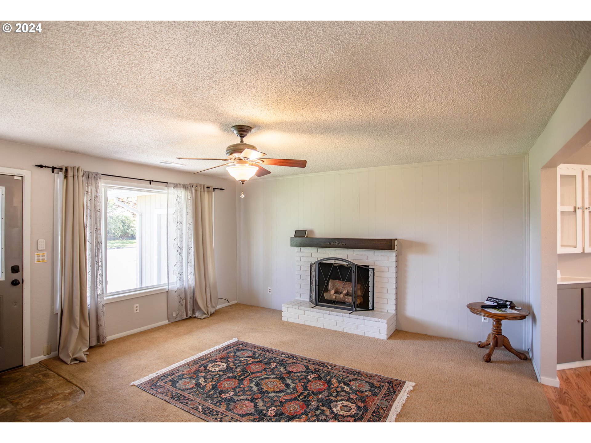 3533 Hoodview Drive Hubbard, OR 97032 - Photo 4 of 31 Living Room