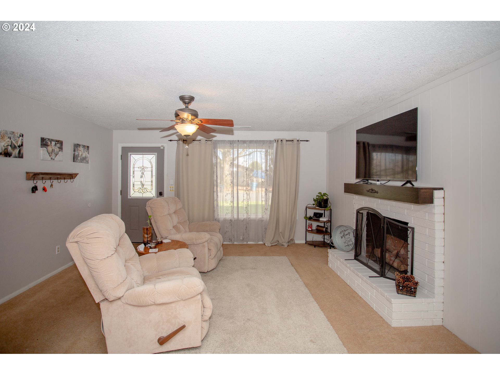 3533 Hoodview Drive Hubbard, OR 97032 - Photo 5 of 31 Living Room