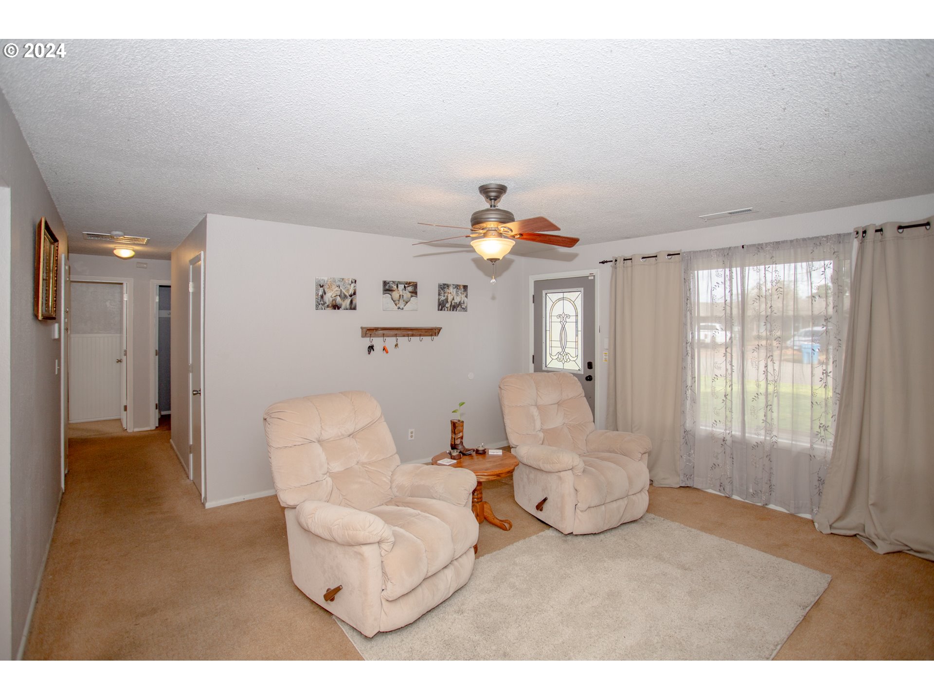 3533 Hoodview Drive Hubbard, OR 97032 - Photo 6 of 31 Living Room