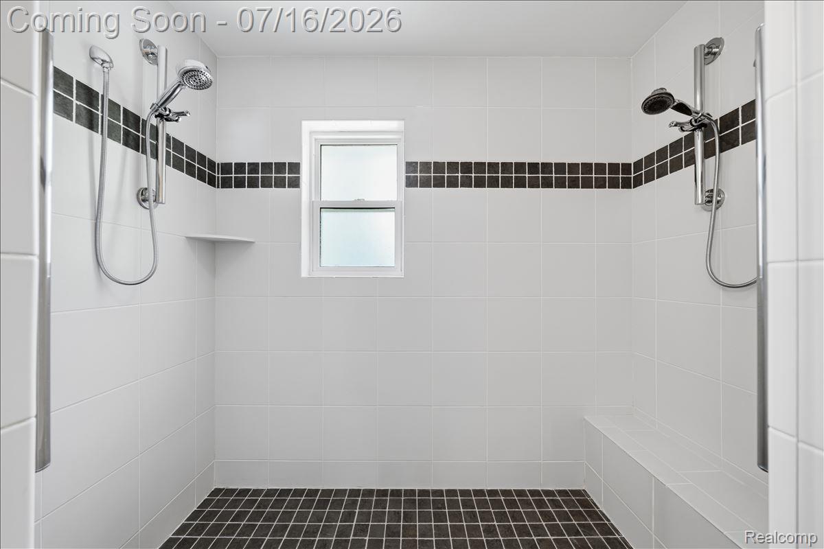 156 Griggs Street Rochester, MI 48307 - Photo 33 of 61 Extra large shower with 2 shower heads