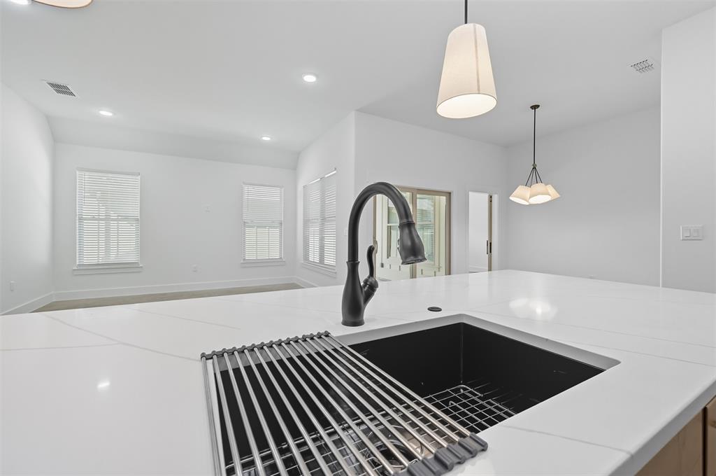 102 Cardinal Wds Granbury, TX 76049 - Photo 12 of 36