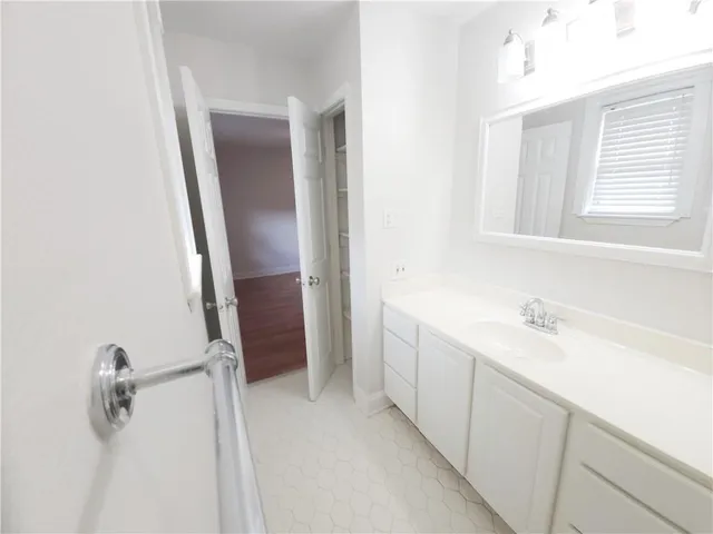 $2,100 | 368 Firethorn Drive, Gretna, LA 70056