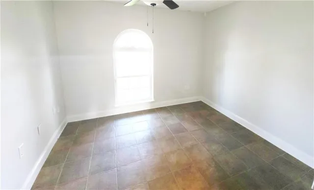 $2,100 | 368 Firethorn Drive, Gretna, LA 70056