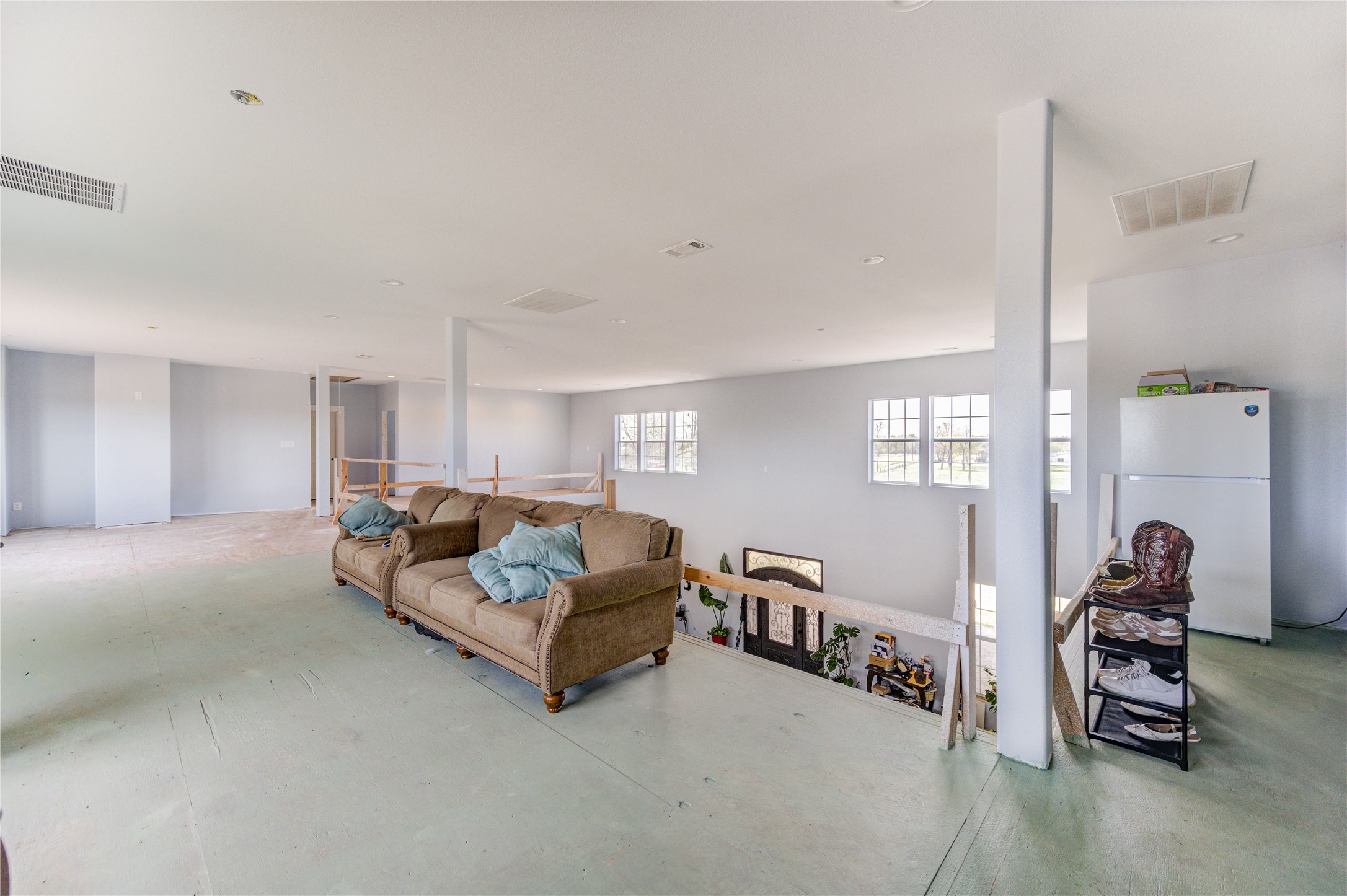 8570 Sunny Side Road Hempstead, TX 77445 - Photo 17 of 50 a living room with furniture and a window