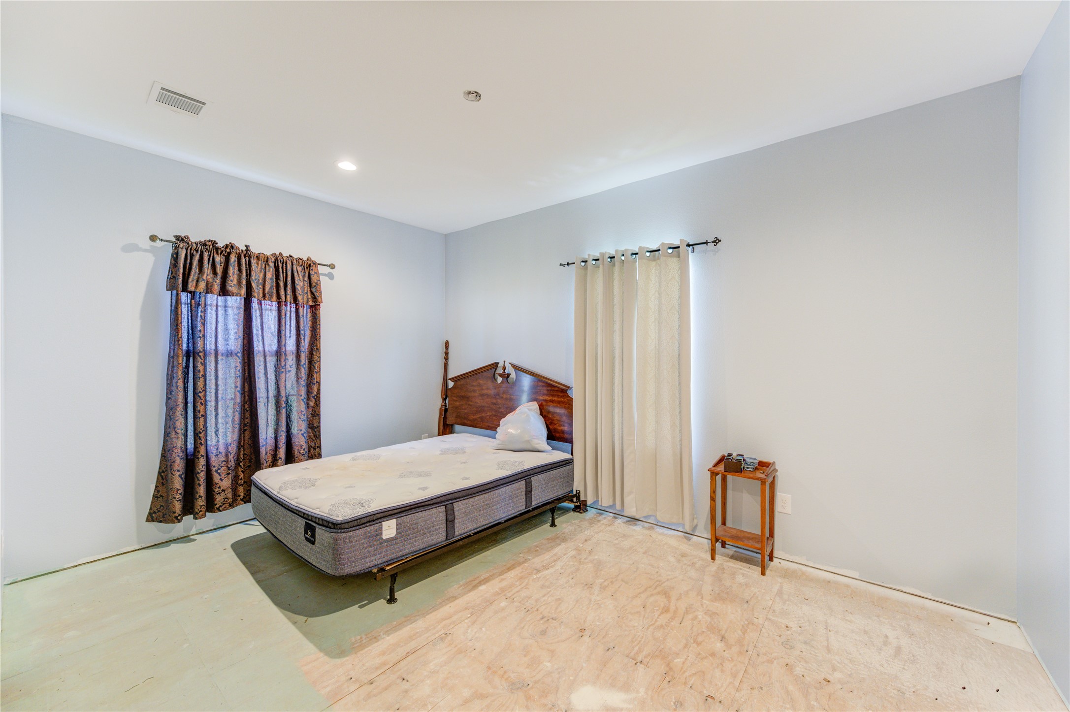8570 Sunny Side Road Hempstead, TX 77445 - Photo 21 of 50 a bed room with a bed and a window
