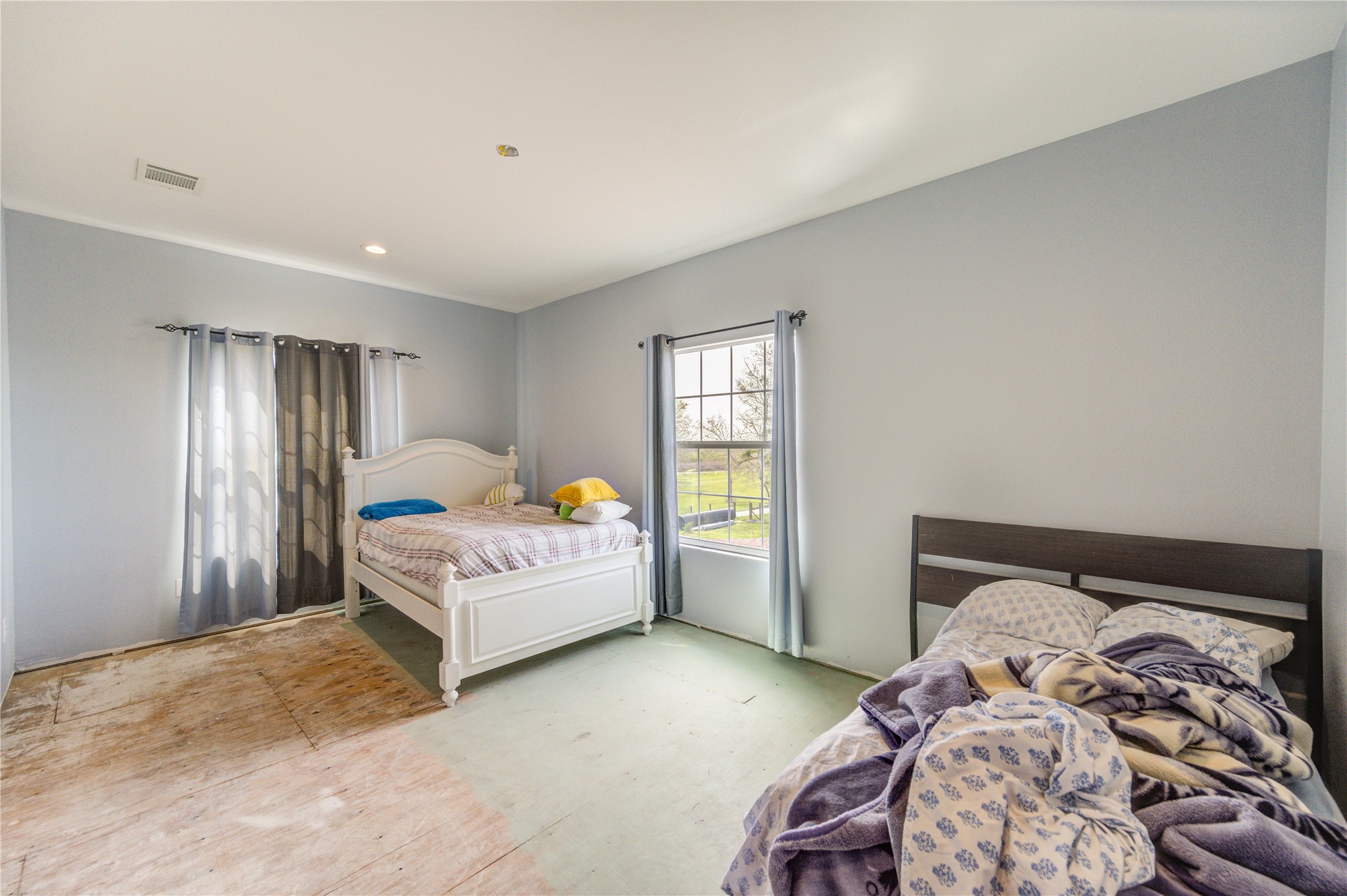 8570 Sunny Side Road Hempstead, TX 77445 - Photo 22 of 50 a bed room with a bed and a window