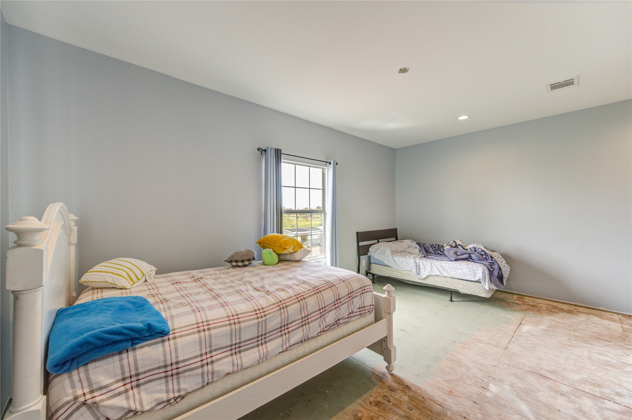 8570 Sunny Side Road Hempstead, TX 77445 - Photo 23 of 50 a bedroom with a bed and a window