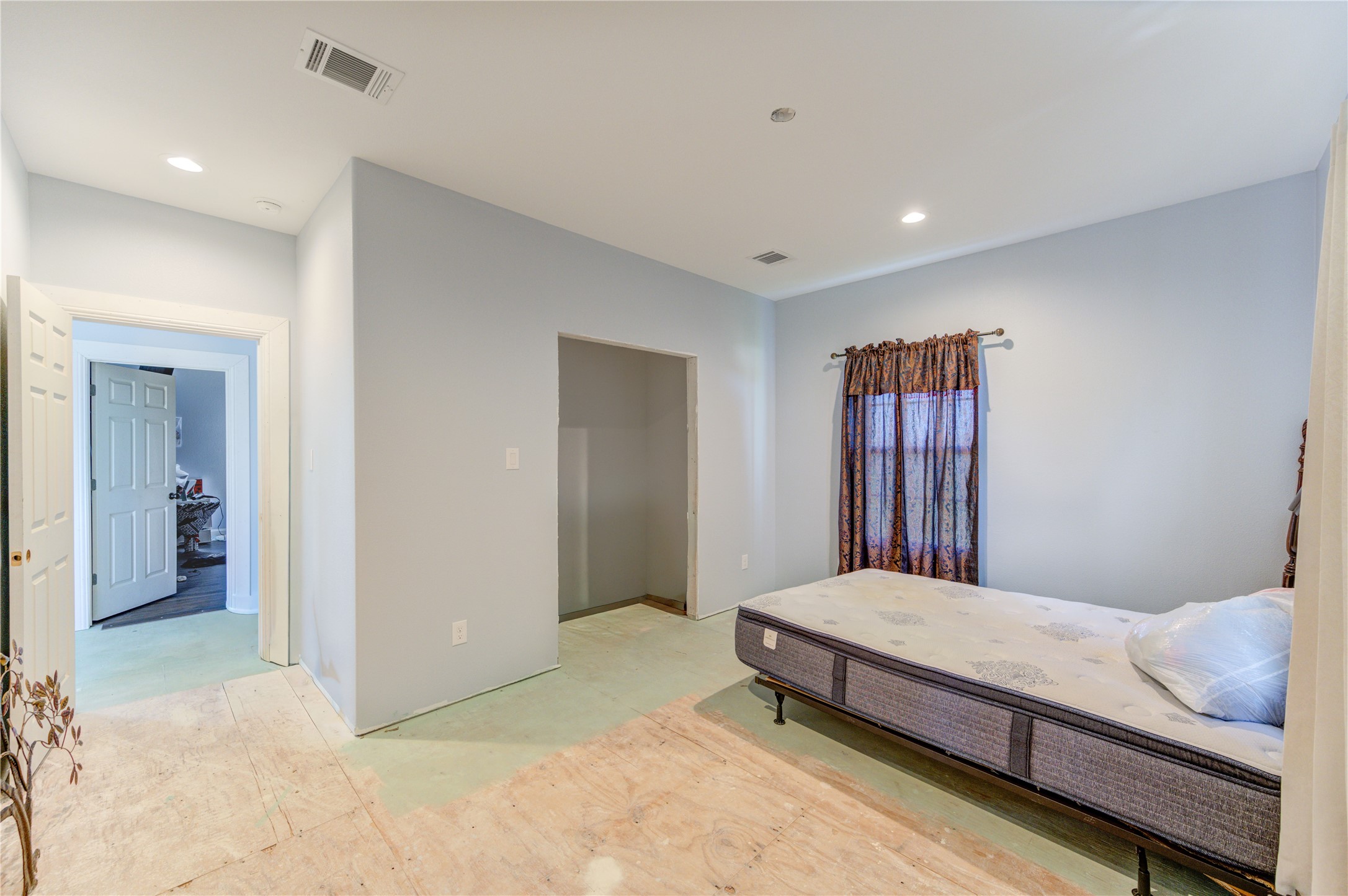 8570 Sunny Side Road Hempstead, TX 77445 - Photo 26 of 50 a bedroom with a bed and closet
