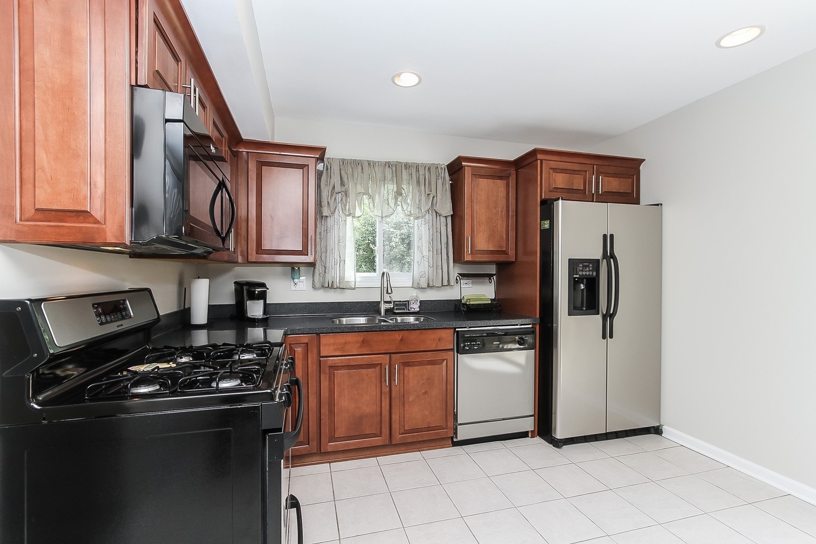 455 Rodenburg Road Roselle, IL 60172 - Photo 14 of 30