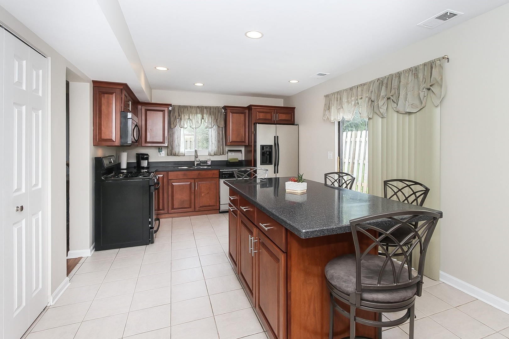 455 Rodenburg Road Roselle, IL 60172 - Photo 4 of 30