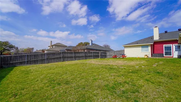 a view of an house with backyard