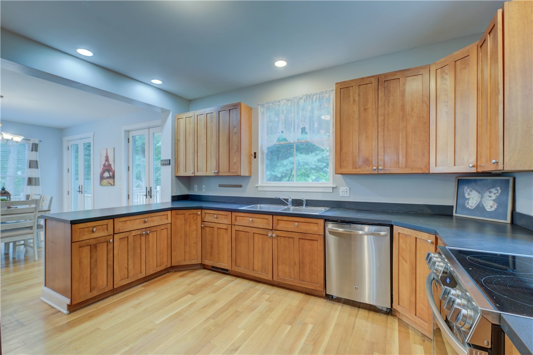 103 Potter Hill Road Westerly, RI 02891 - Photo 7 of 42