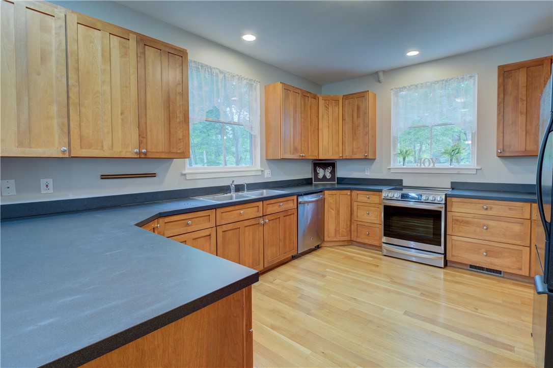 103 Potter Hill Road Westerly, RI 02891 - Photo 8 of 42