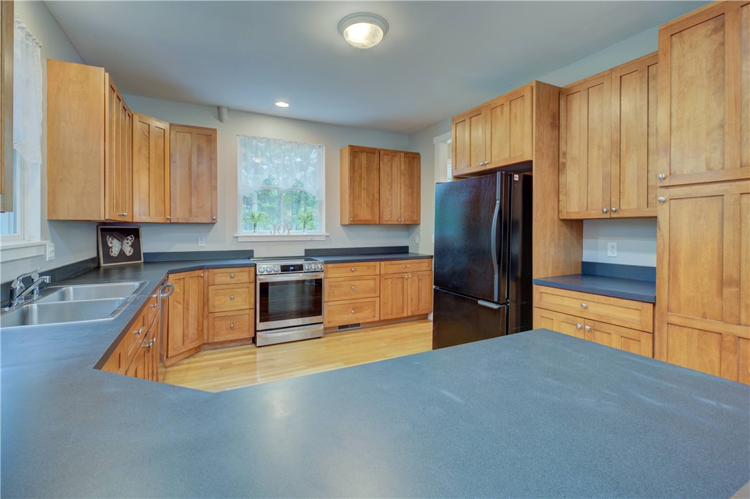 103 Potter Hill Road Westerly, RI 02891 - Photo 9 of 42