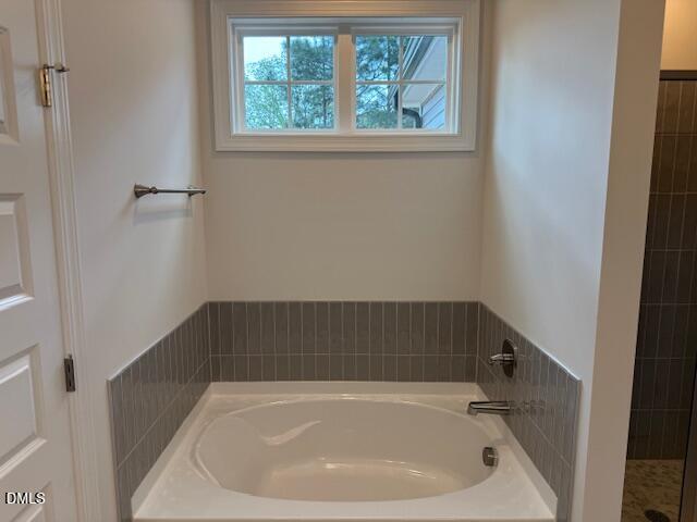 204 North Rabbit Run Drive Smithfield, NC 27577 - Photo 9 of 19 a bathroom with a tub