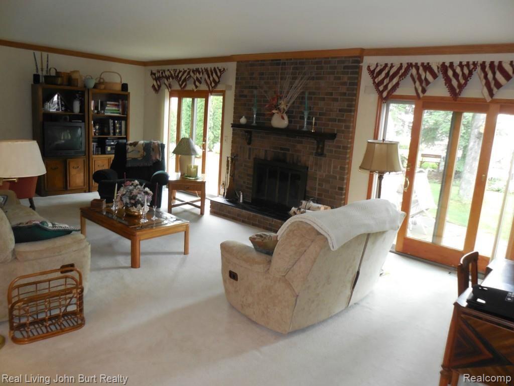 47343 Chrys Road Macomb, MI 48044 - Photo 3 of 28 Large family Room