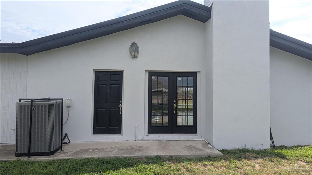 115 Breyfogle Road Palmview, TX 78572 - Photo 27 of 31 a view of potted plants in front of door