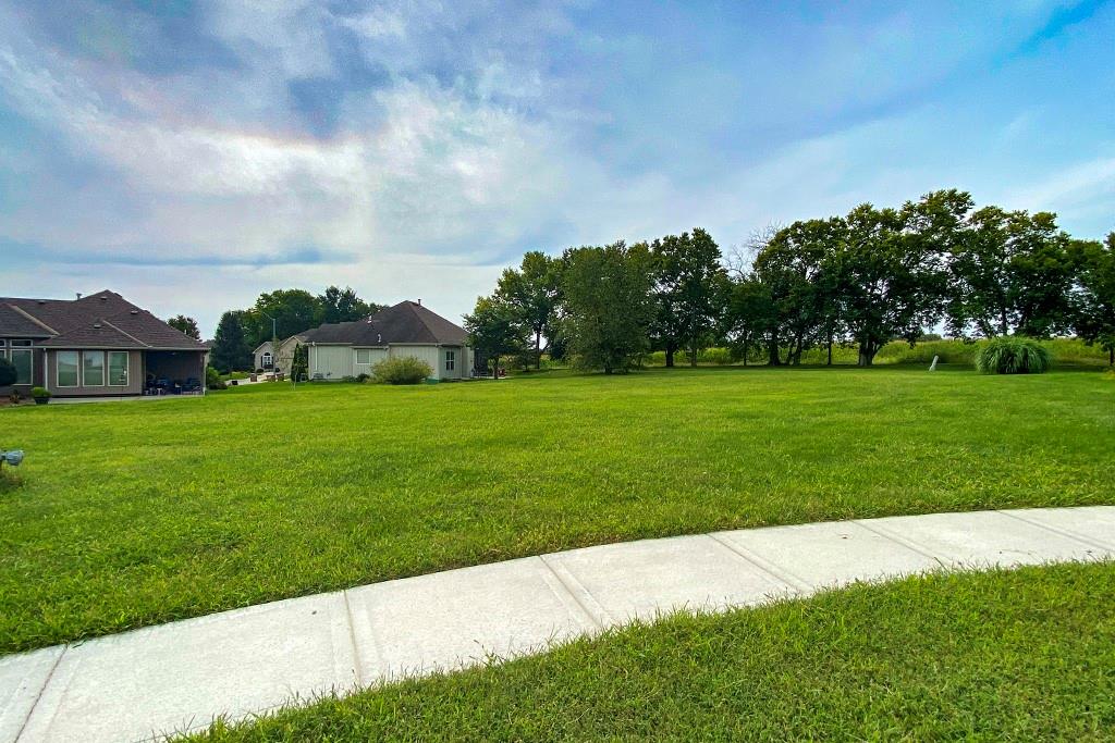 303 Crestview Court Raymore, MO 64083 - Photo 3 of 11