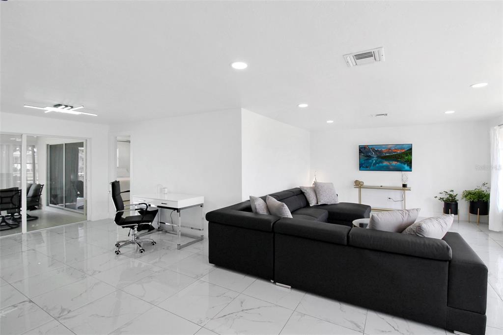 945 Bal Harbor Boulevard Punta Gorda, FL 33950 - Photo 8 of 71 a living room with furniture