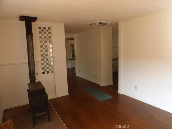 a view of a windows and an entryway